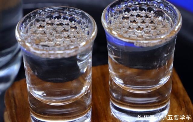 香气|将酒瓶子倒过来,白酒好坏一目了然,行家就用这招