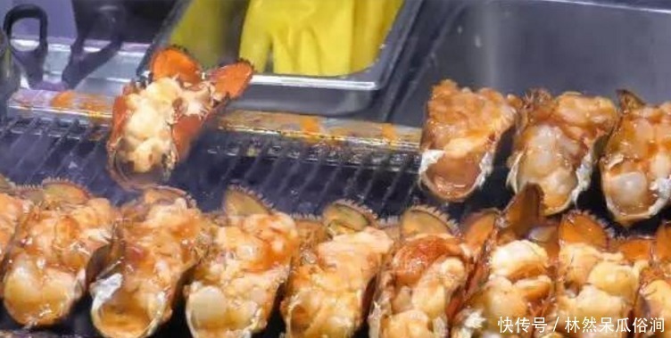 天价|大娘街边卖“天价”小吃，15元一个，路人不嫌贵，顾客就怕抢不到