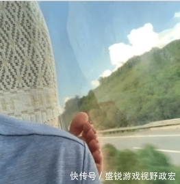 足底|"坐车遇到妹子搭脚,怎么做不伤和气还体面?"可以来一个足底按摩哈哈哈哈