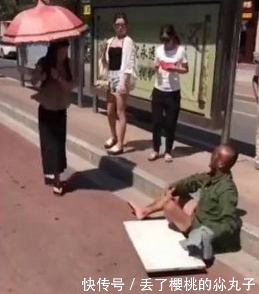  站台|公交车站台爬来了一名乞丐，女子看出端疑，当场下去踩了他一脚