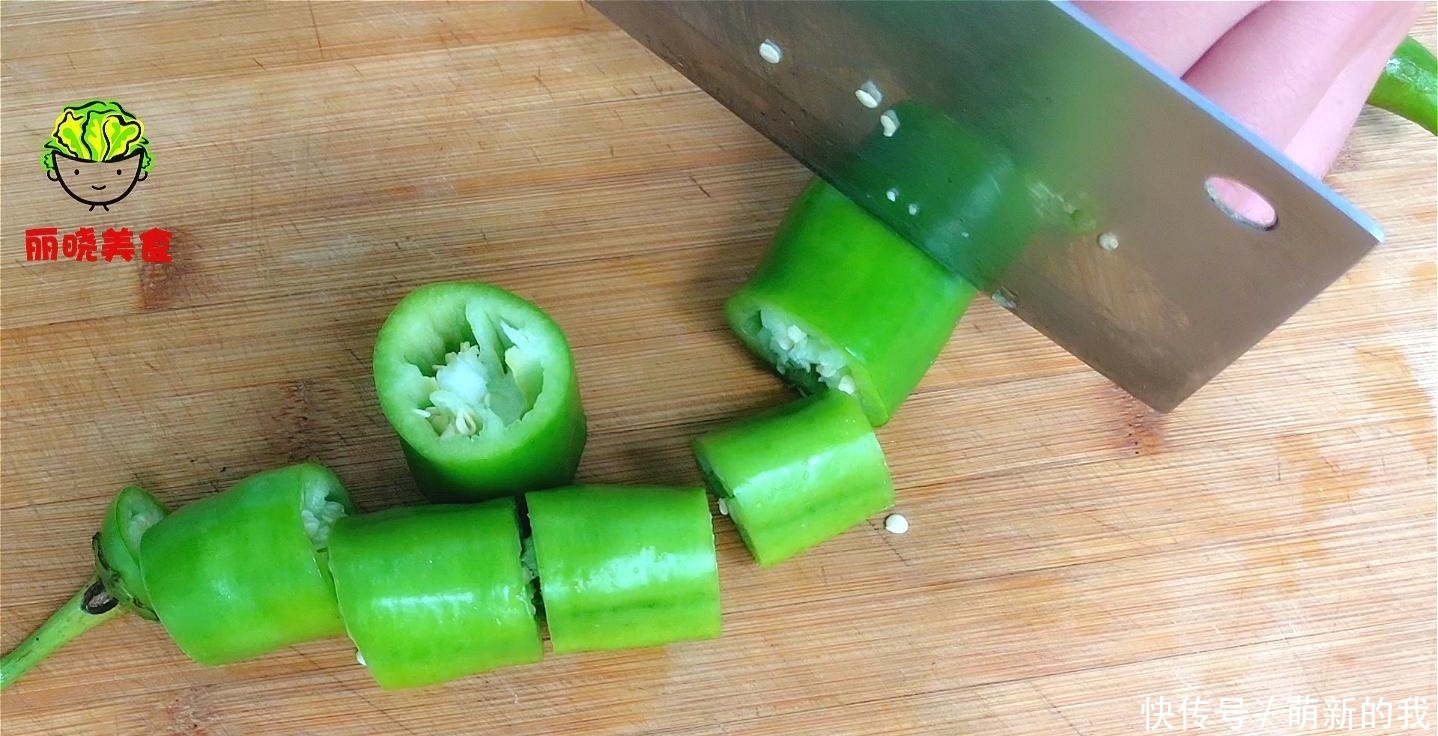 做法|青椒别再炒着吃了,教你好吃做法,不炒也不炸,出锅真的太香了