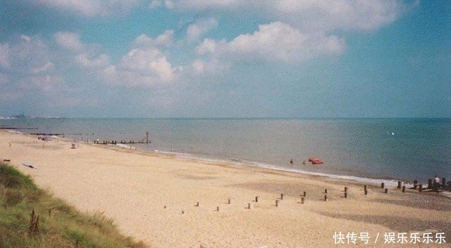  飘来|海滩上飘来“不明包裹”，游客打开一看吓坏了，背后价值不菲