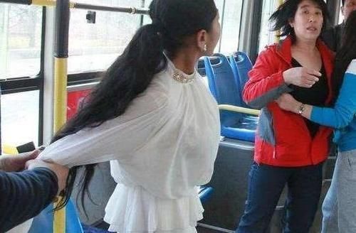 闺蜜|孕妇强制14岁男孩让座，妈妈理智回怼，一句话给全车人上了一课