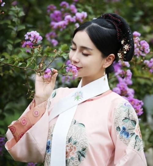  清宫|baby首次挑战清宫装，有谁注意她脚上的鞋子这才是对古人最大的尊重