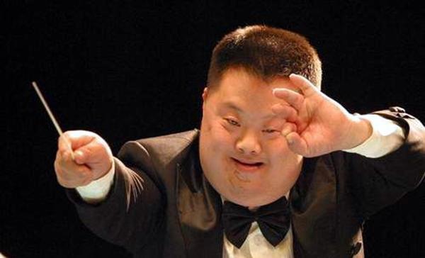他智力残缺却能指挥乐队,21年前登上春晚