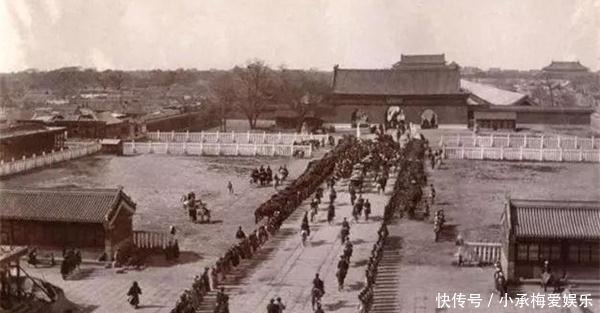 和慈禧|老照片:光绪和慈禧回宫时的场景,官员百姓下跪相迎,排场很大