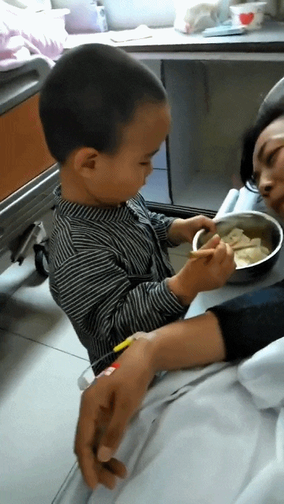  搞笑|搞笑GIF：护士姐姐你下手轻点，我怕疼