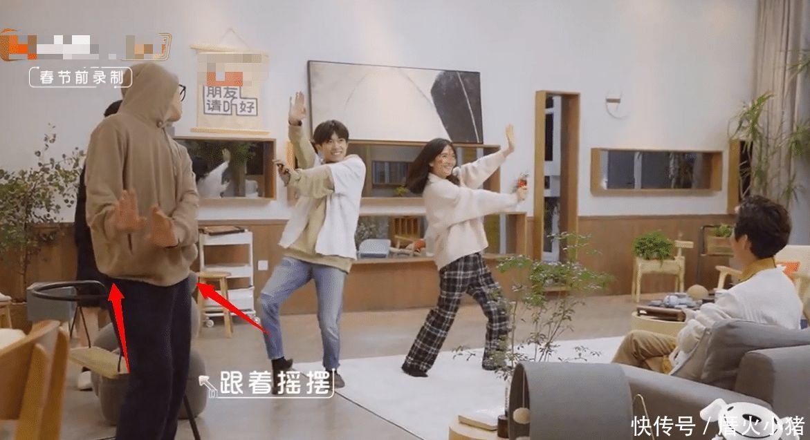 易烊千玺|千玺VS谢娜女团舞时,有谁注意到了范丞丞的反应瞬间被圈粉