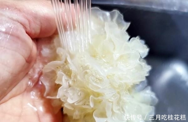 冰清玉洁|冰清玉洁银耳，红的发紫的紫薯，这锅粥必须好吃又顺口