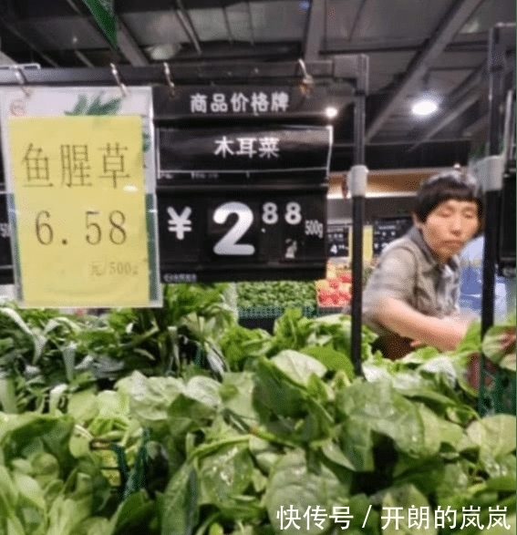 便宜|为何年轻人宁愿去超市买贵菜,也不愿意买路边老人的便宜菜?