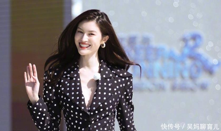 大长腿|何穗和张天爱同样是三进宫,两人六个造型你更喜欢哪一个