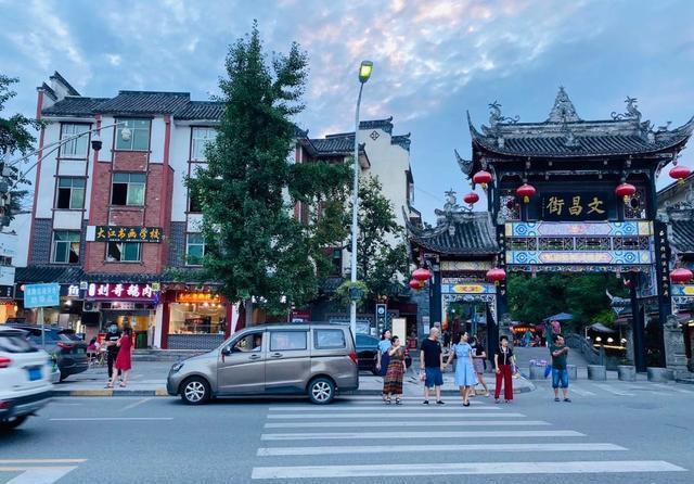 水乡|成都一座热闹的水乡古镇,小桥流水清凉宜人,正吸引越来越多人来