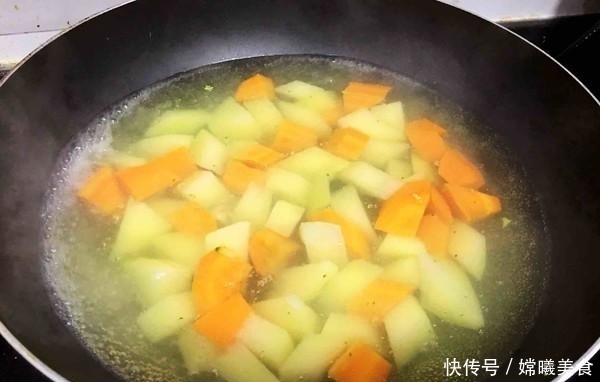  头发|女人常吃这种“碱性食物”不但嘴巴不臭，头发乌黑，连皮肤也变嫩