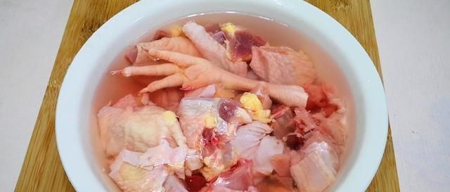  做法|炖鸡时先焯水，还是直接炖，都不对！教你正确做法，肉不柴汤更鲜
