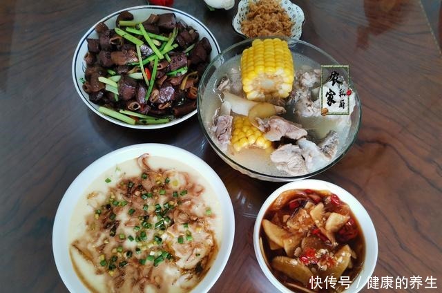 屏幕前|晒两口子的极简午餐,两菜一汤两小菜,网友很精致,比吃外卖强