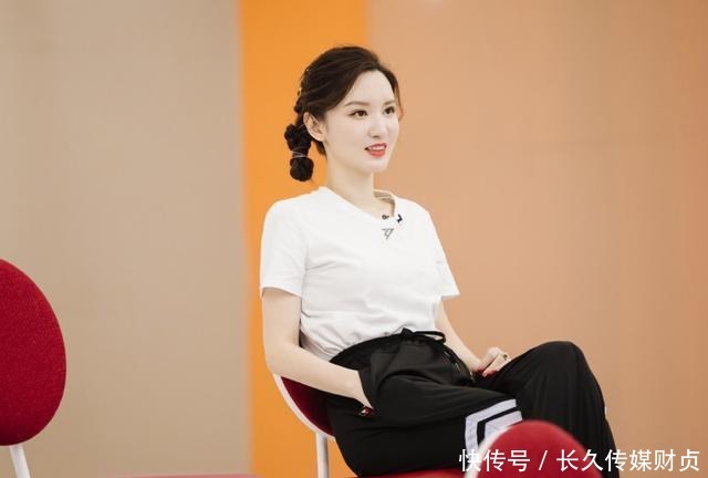  短衫|张萌真当自己是造型师？工装裤剪成破洞款，配短衫暴露多肉身材