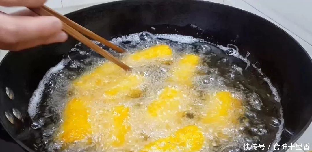  个个|糯米又出新吃法，加2把红枣，个个焦脆又软糯，出锅孩子抢着吃！