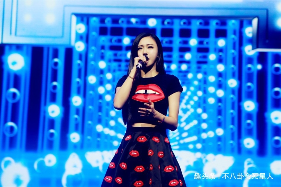  走红|十亿千金因《好声音》走红，被谢霆锋收徒，现变整容脸比亲妈显老