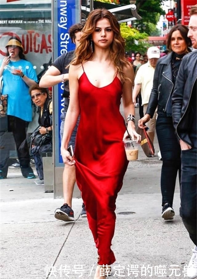 时髦|夏季的“丝绒裙”有多美？不同裙长、不同版型，这么搭时髦又高级