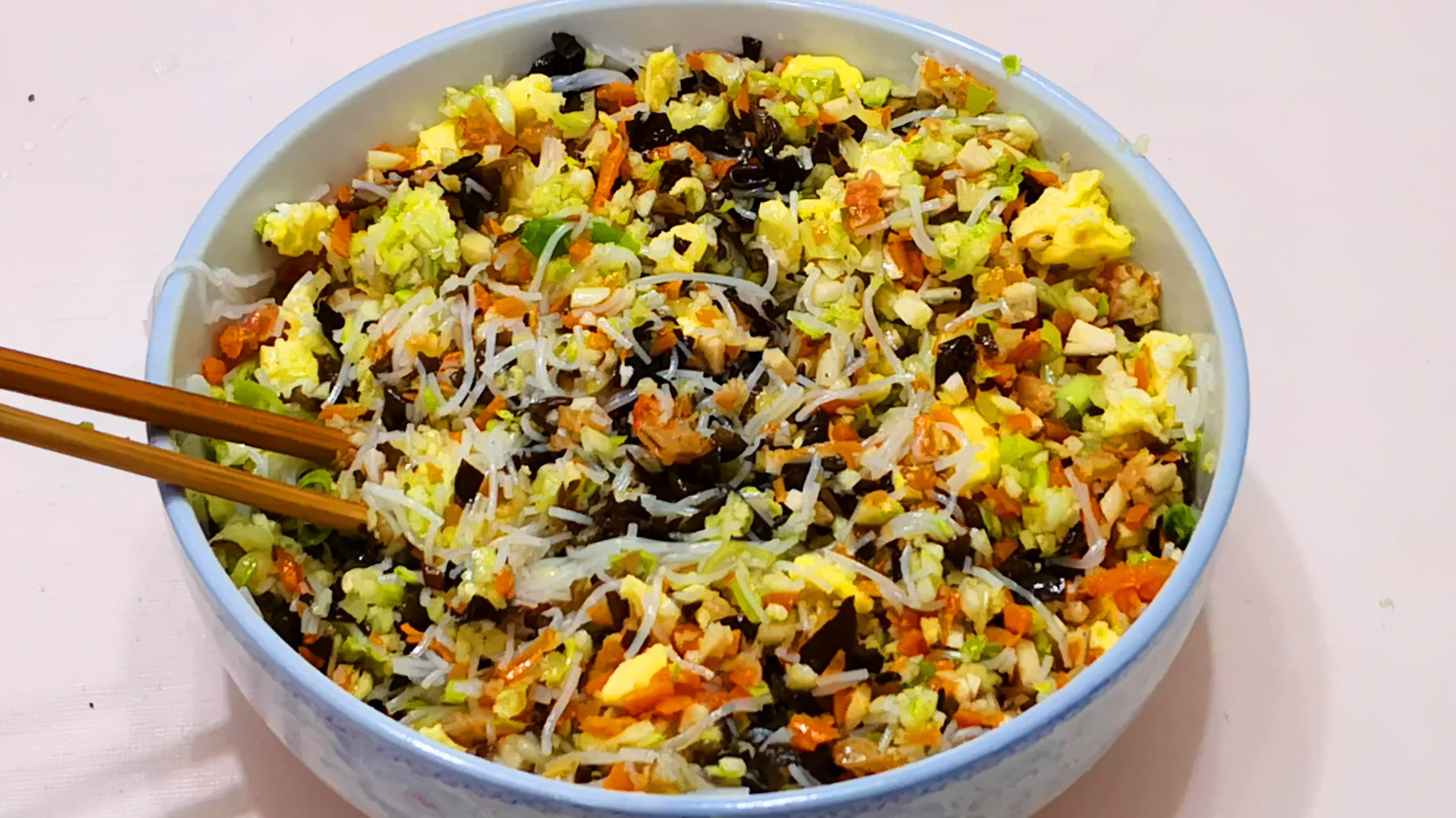 饺子|拌饺子馅时,到底要不要放葱姜蒜以前没注意,难怪饺子不鲜美