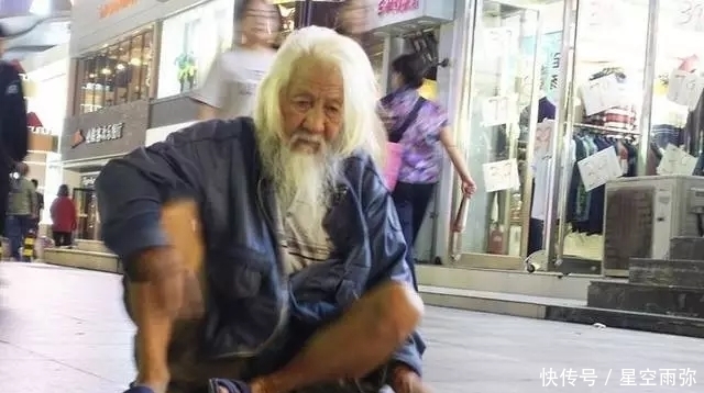 方式|80岁老人竟用这种方式乞讨,网友:大爷你明明可以靠才华吃饭!
