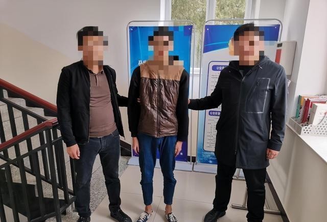 大队|靖边公安巡特警大队一日内抓获三名盗窃、一名外省在逃人员