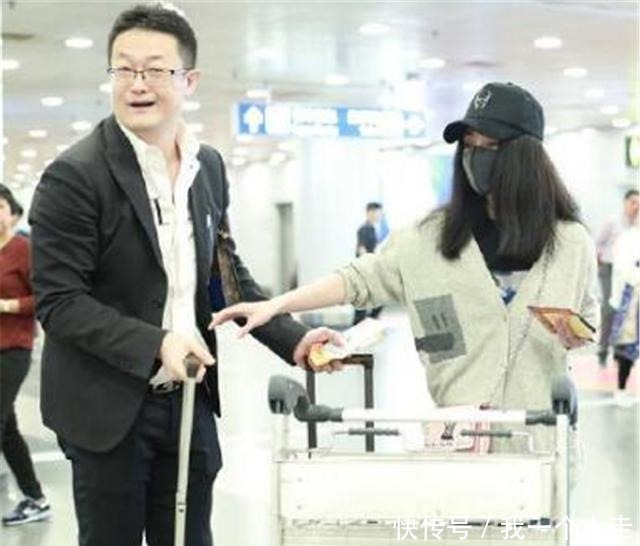 造型|姚笛独自一人现身机场穿着美艳如少女，整体造型却被面部状态毁了