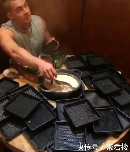 中国|外国留学生中国吃火锅,2小时后服务员望着桌子上的一堆,楞了