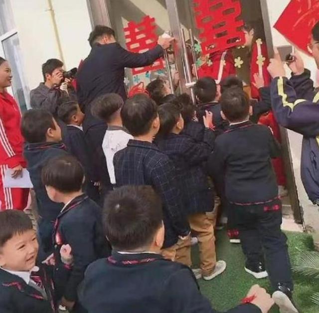 伴娘|幼儿园男老师结婚，“最强伴郎团”接亲走红，伴娘不忍心下手