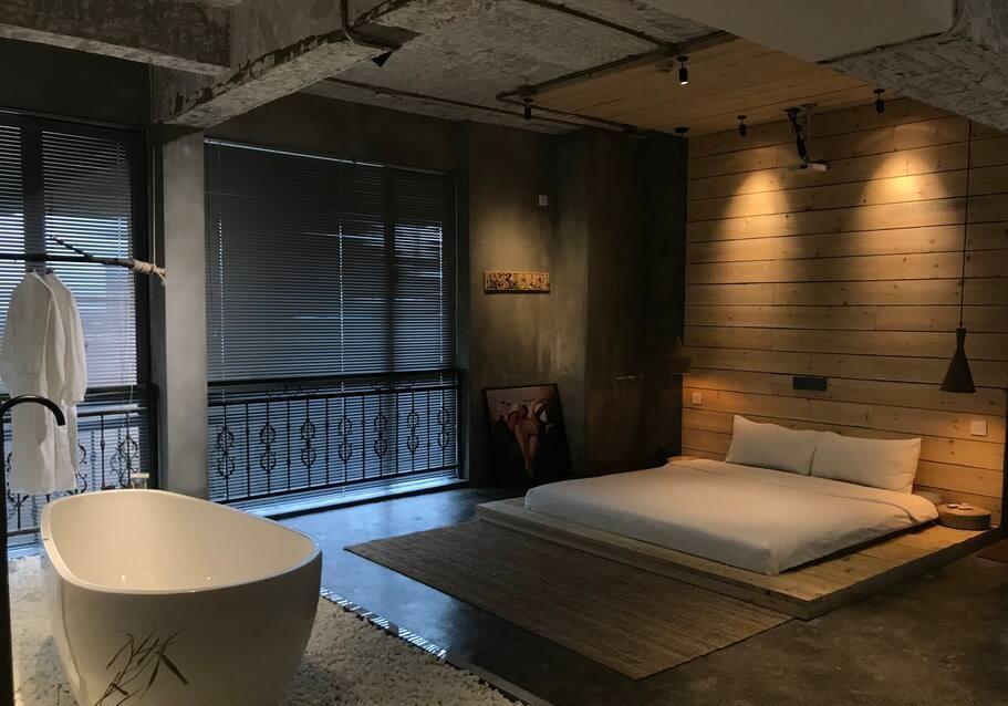 有趣|成都这家废墟艺术民宿太有趣,感觉就像是住在废品楼里