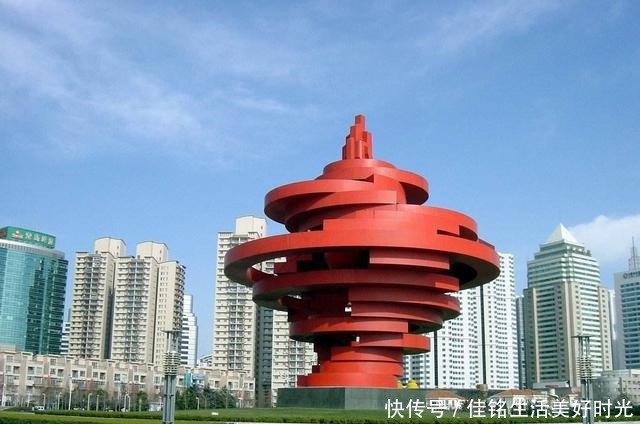 喝啤酒|中国最爱喝啤酒的城市,用袋子装酒走着喝,把啤酒当饮料喝