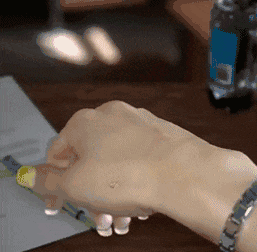 好奇|搞笑GIF动图:姑娘我很好奇, 那个尾巴是怎么出来的?