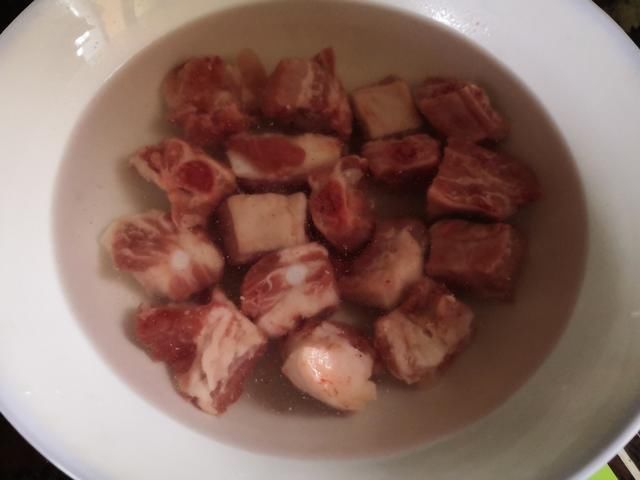  错水|排骨焯水后为什么又腥又柴看了大厨老爸的做法，原来是用错水了