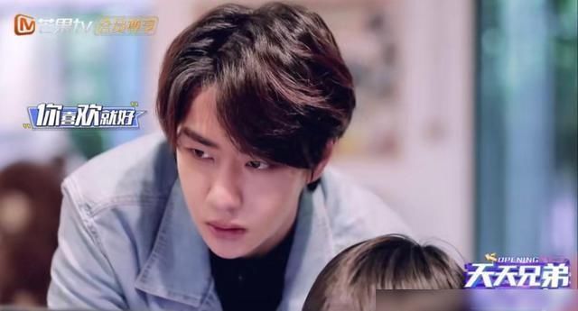  洗照片|王一博开车带卷卷洗照片，网友表示开车的王一博好帅啊