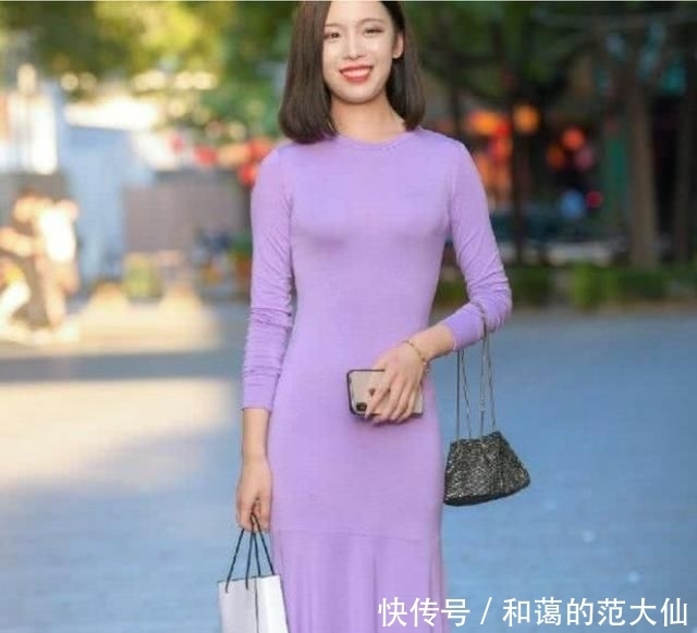 不必|时尚街拍:长袖连衣裙确实不必太性感迷人,看见气场都不一样