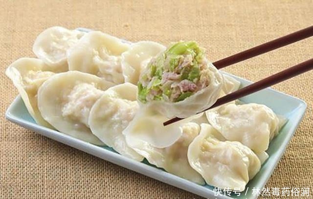 下锅|煮冻饺子时,最忌水开下锅,记住3点,鲜香不破皮和现包的一样