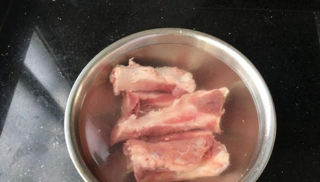 清新|教大家做棒骨炖萝卜,营养丰富,清新爽口,汤汁鲜美