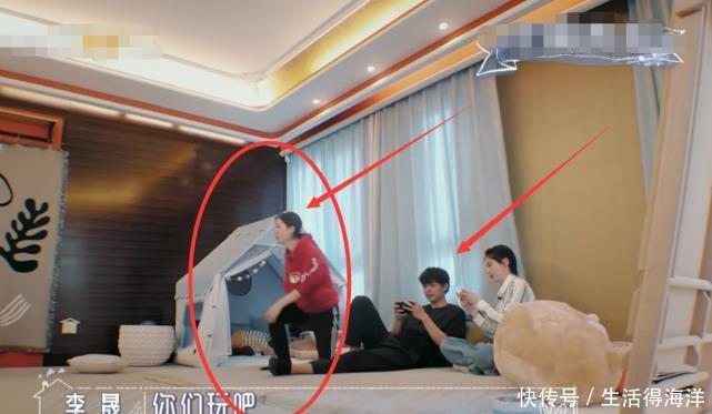 诸葛大力和李佳航|看李佳航与诸葛大力玩手游,李晟吃醋直言自己多余,谁注意两人坐姿!