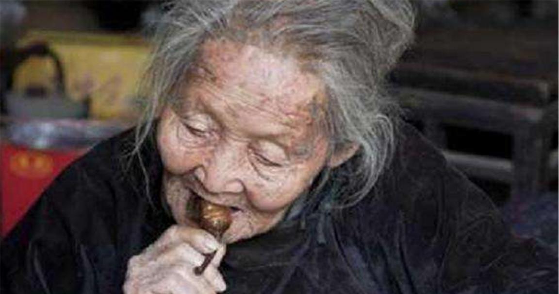 银行|99岁老人天天吃咸菜度日，死后家中发现百万遗产，银行清点3小时