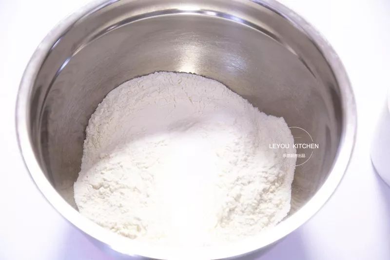  静置|在家做馅饼，和面很重要，照着做馅饼皮薄馅大，放凉了也软软的