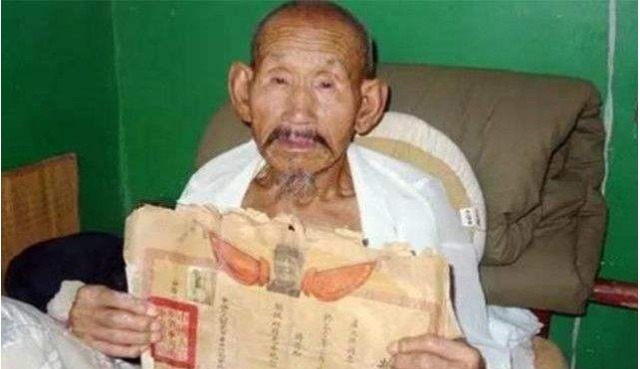 名英雄|老农身患重病，子女变卖家产发现一张奇怪的纸，随后领导过来了