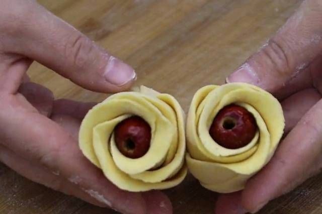 煮熟|做玉米粉最好的方法是把它煮熟,用大手擀,十分钟后煮熟。你吃得越多,越香