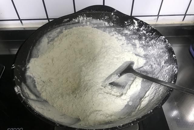 南方人|面粉炒一下,热水冲泡,营养可口,北方人常吃,南方人吃过的不多