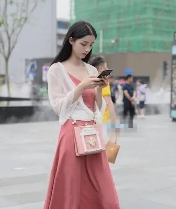 不像话|街拍:身姿挺拔美丽大方的小姐姐,潮流时尚的穿搭,让你美的不像话