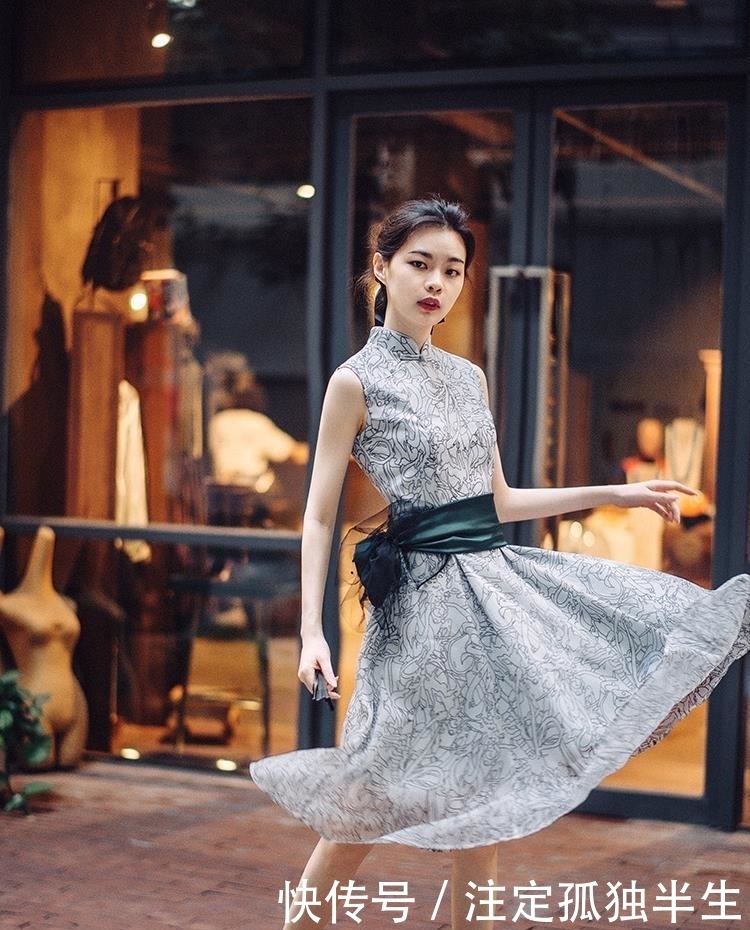 比包|比包臀裙端庄,比蛋糕裙显瘦!今夏流行的是“旗袍裙”,真优雅