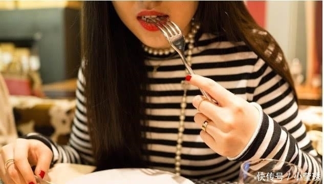 礼仪|吃牛排时,服务员上递给你的纸,不是让你当肚兜的,不懂容易尴尬