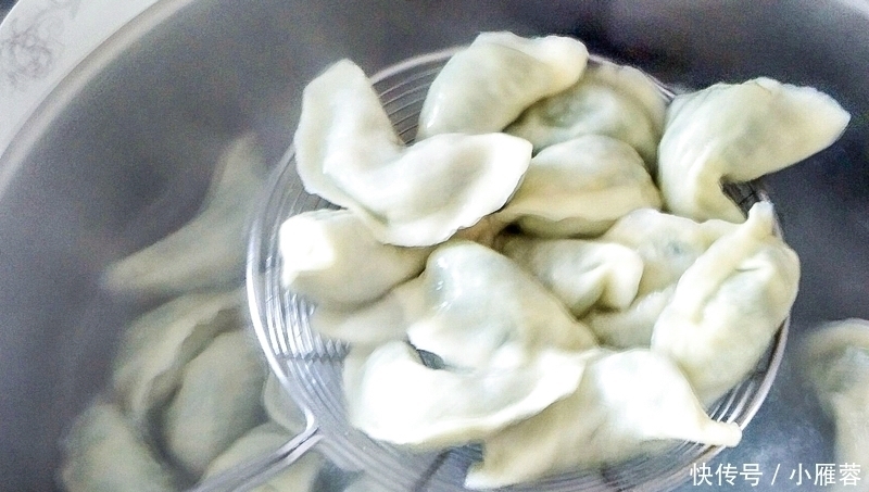 把饺子推|煮饺子水开才下锅?大错特错,这1步做对了,饺子香嫩不破皮