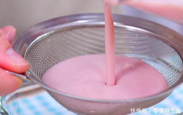  老少皆宜|甜香味美的草莓牛奶冻，烹饪简单，营养好吃，老少皆宜的美食