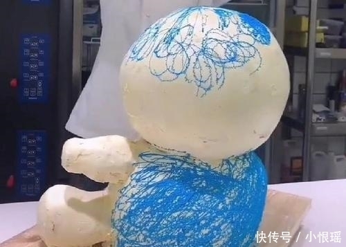 做出来|小伙用蛋糕做蓝胖子,过程看着就不想吃,成品后却不舍得吃