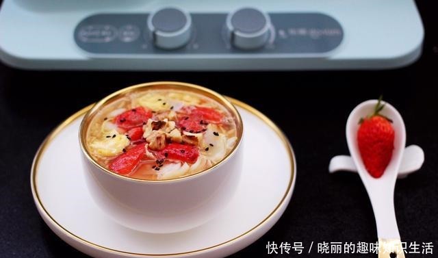 百合草莓酒|这种汤羹没有奶茶贵,却比饮料奶茶好,5元煮一锅,解秋燥还养颜